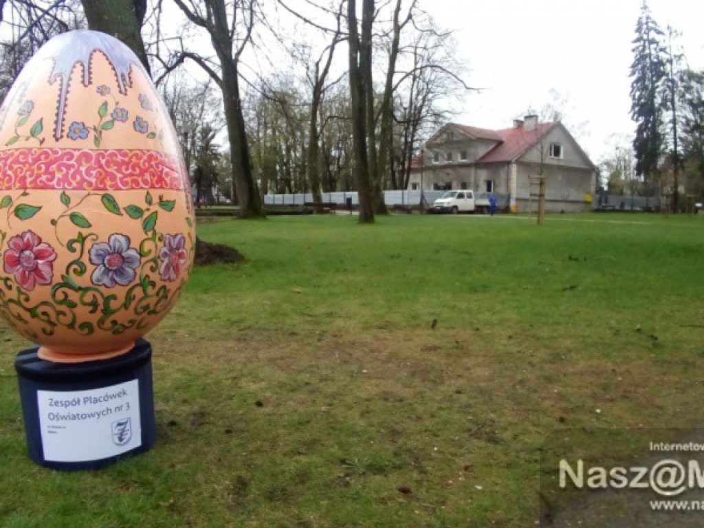 Wielkie jaja w mławskim parku