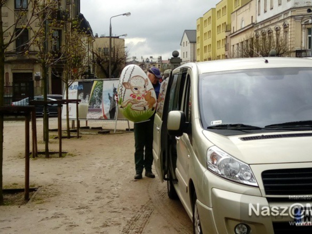 Wielkie jaja w mławskim parku