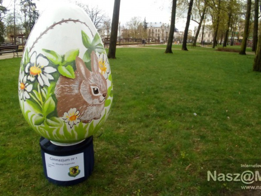 Wielkie jaja w mławskim parku