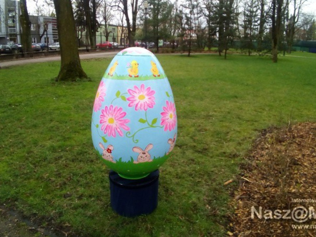 Wielkie jaja w mławskim parku