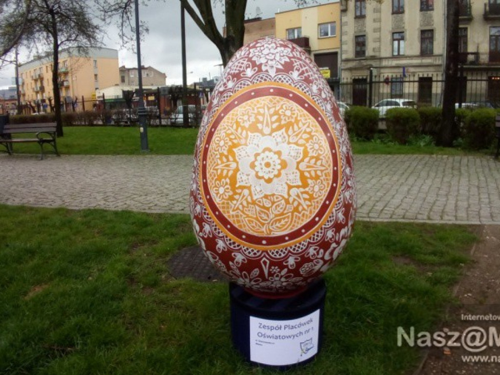 Wielkie jaja w mławskim parku