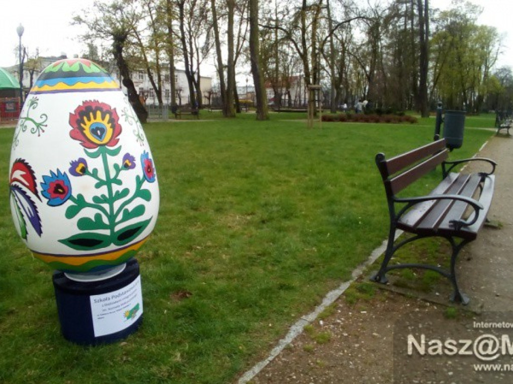 Wielkie jaja w mławskim parku