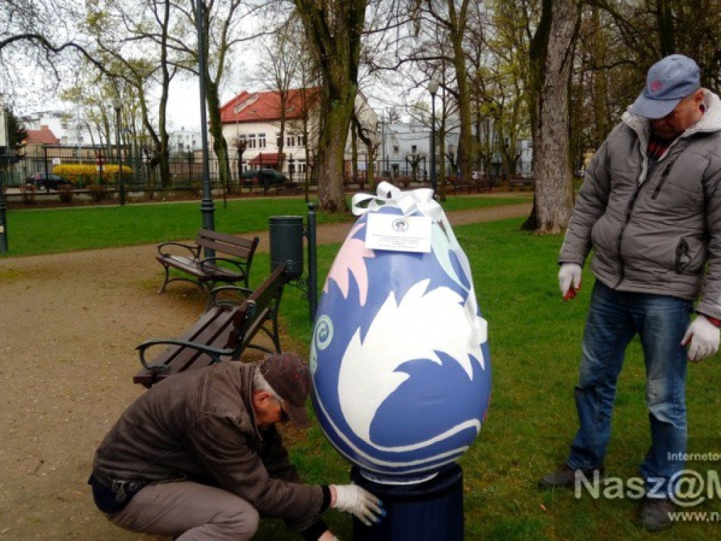 Wielkie jaja w mławskim parku