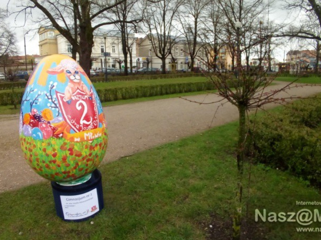 Wielkie jaja w mławskim parku