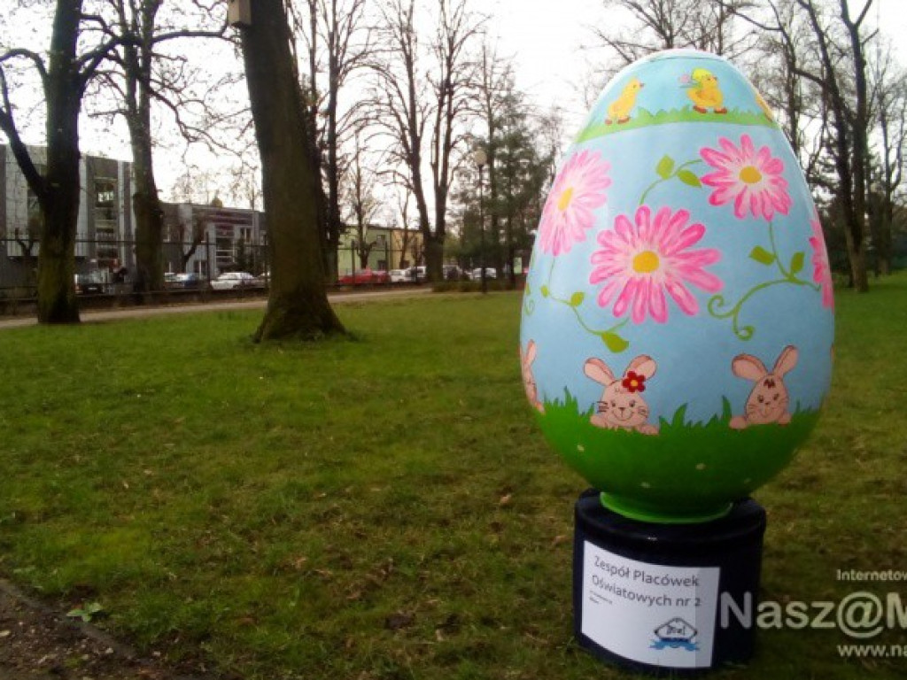 Wielkie jaja w mławskim parku