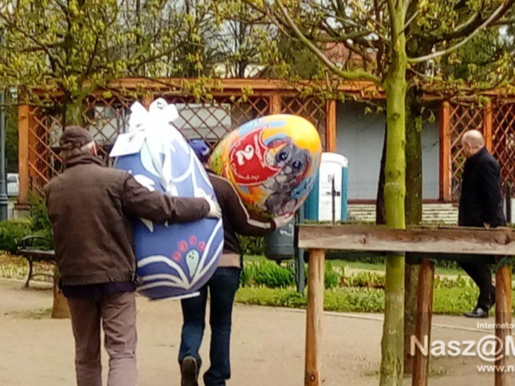 Wielkie jaja w mławskim parku