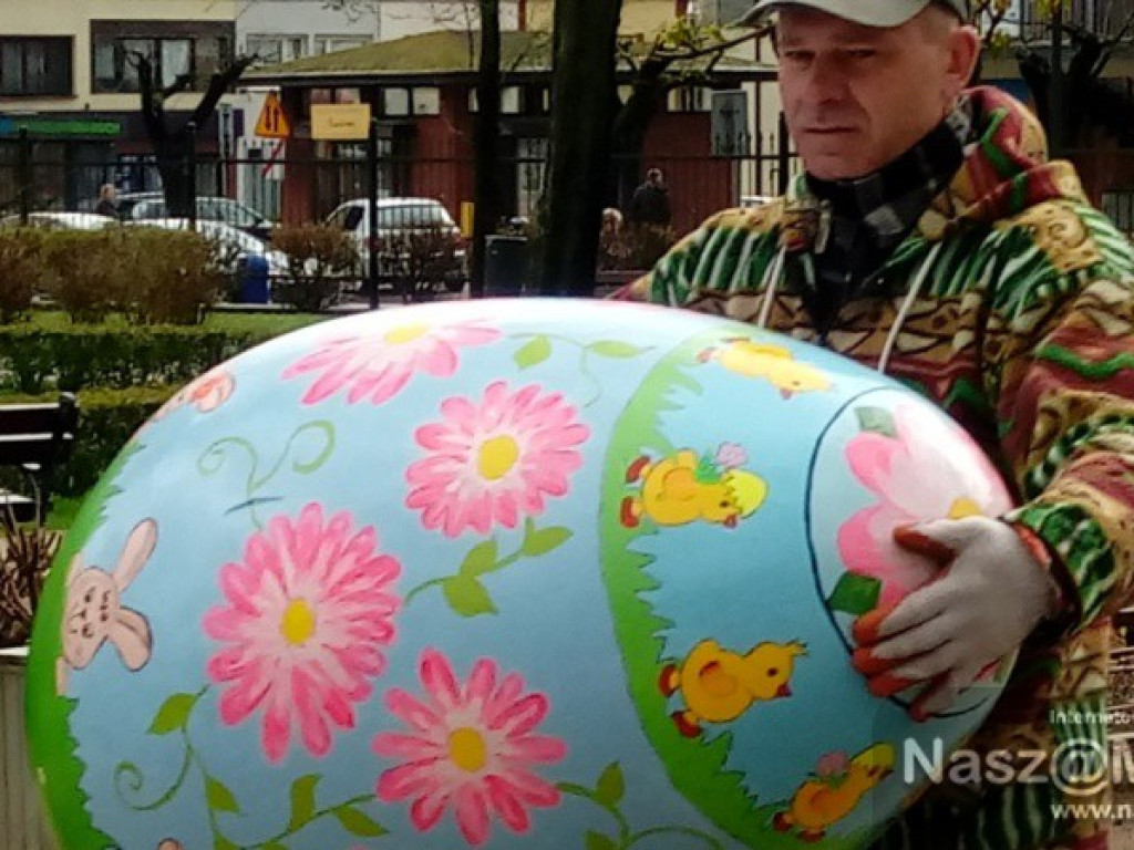 Wielkie jaja w mławskim parku