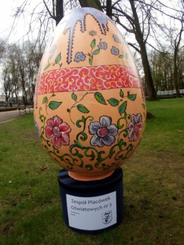 Wielkie jaja w mławskim parku