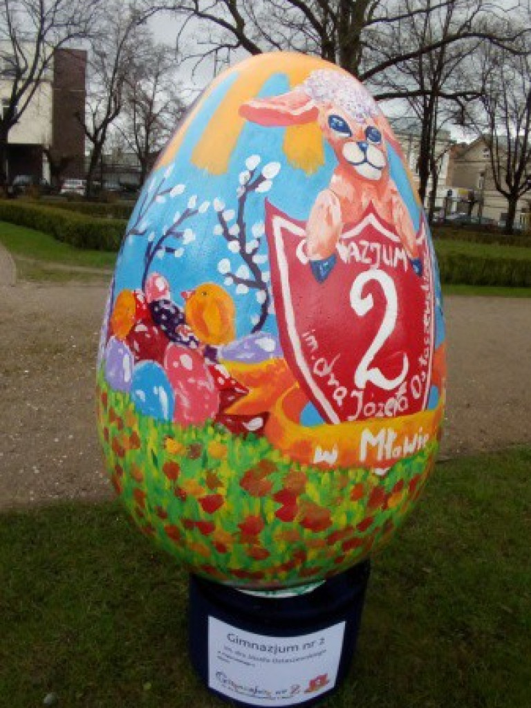 Wielkie jaja w mławskim parku