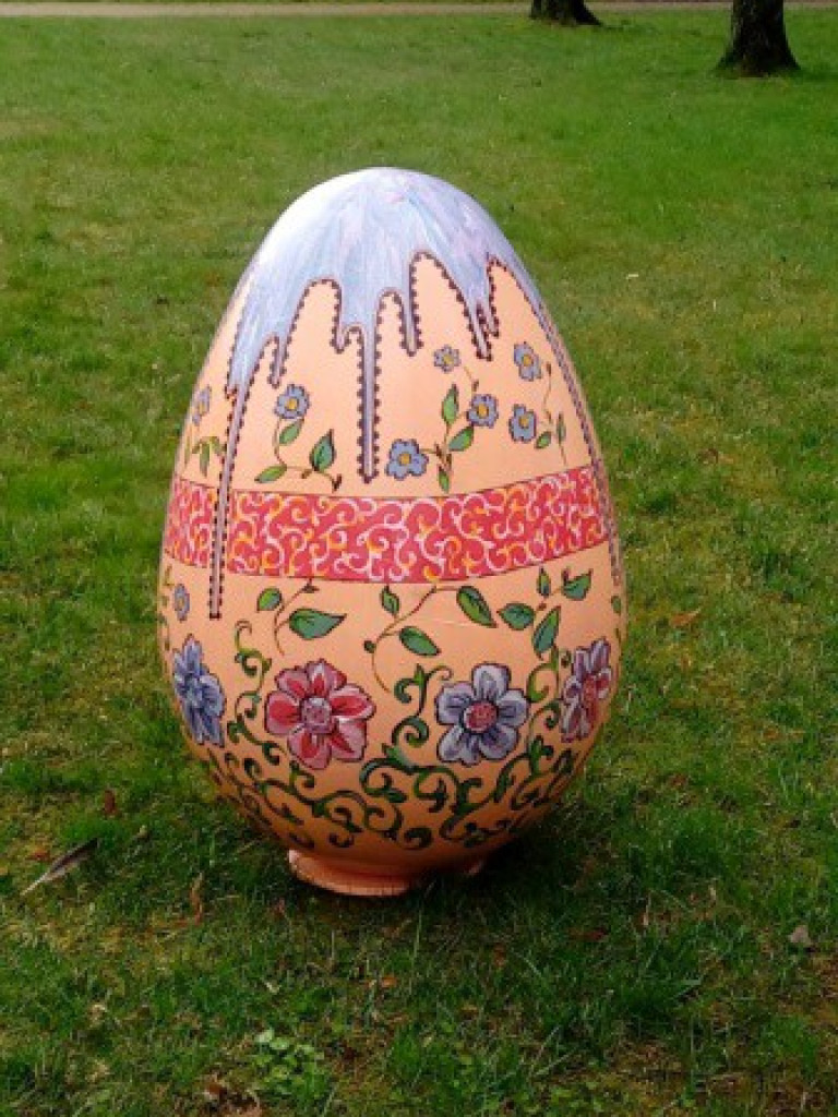 Wielkie jaja w mławskim parku