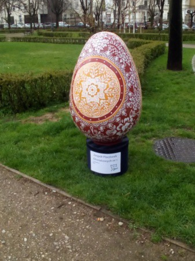 Wielkie jaja w mławskim parku