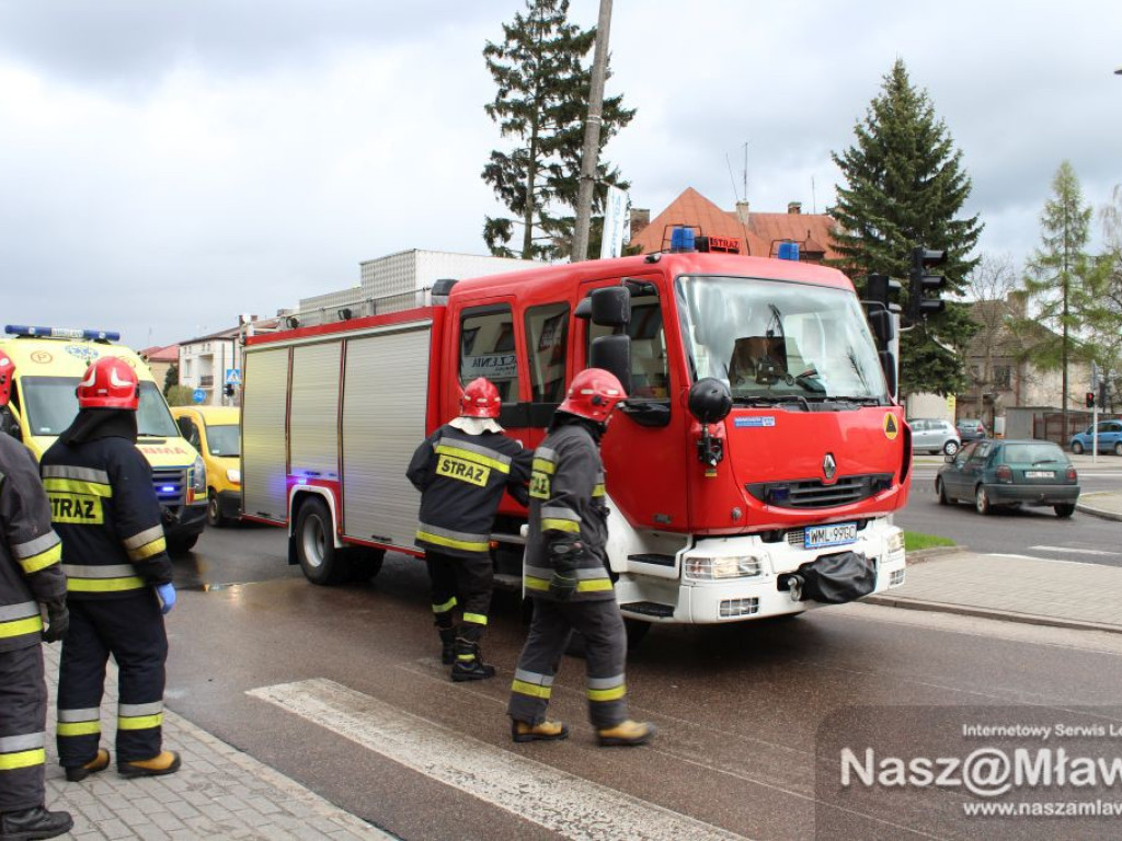 Samochód uderzył w ogrodzenie