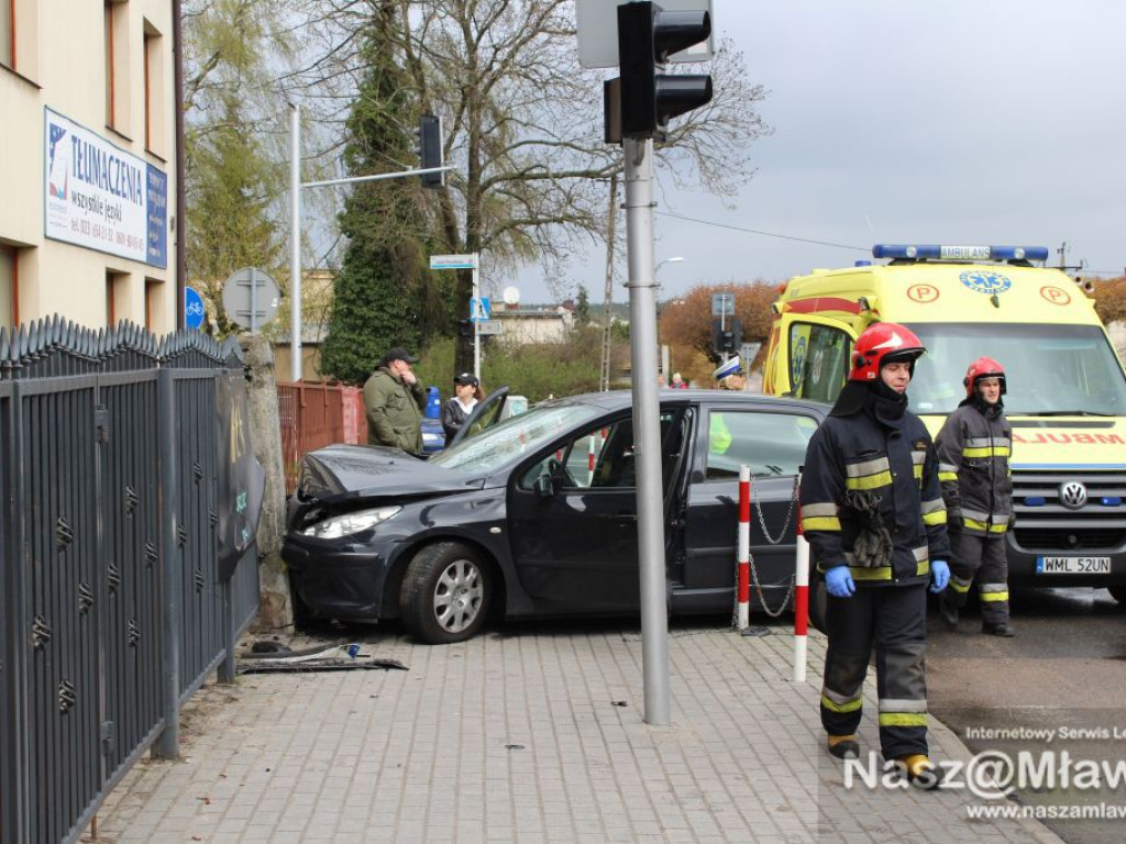 Samochód uderzył w ogrodzenie