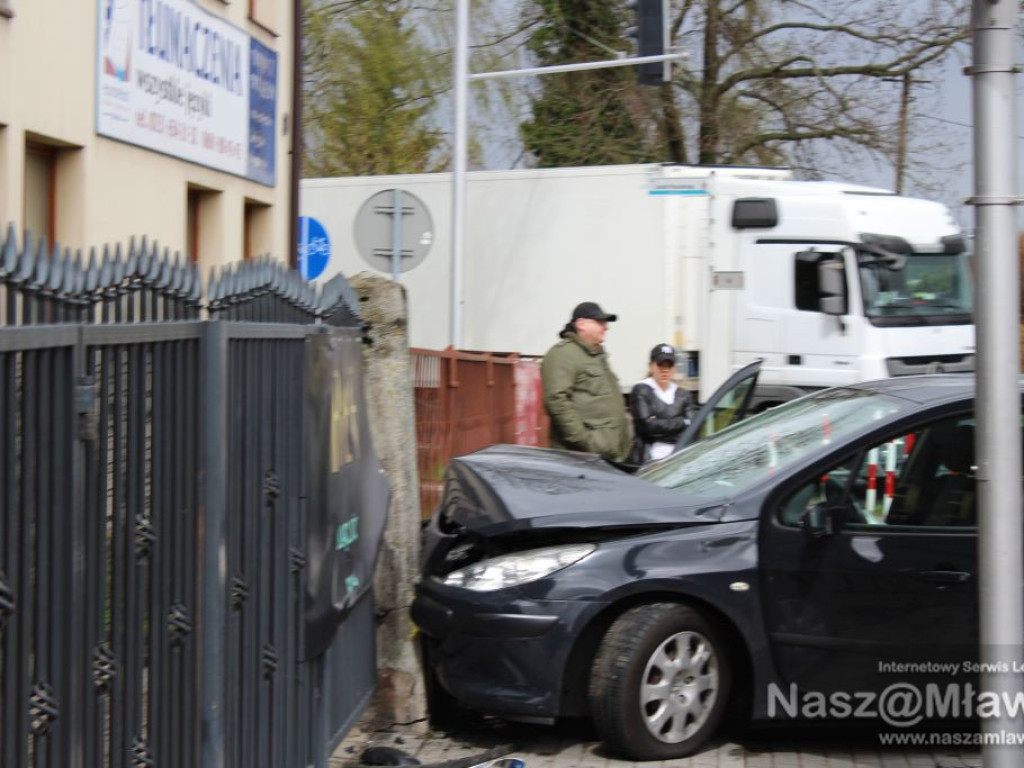 Samochód uderzył w ogrodzenie