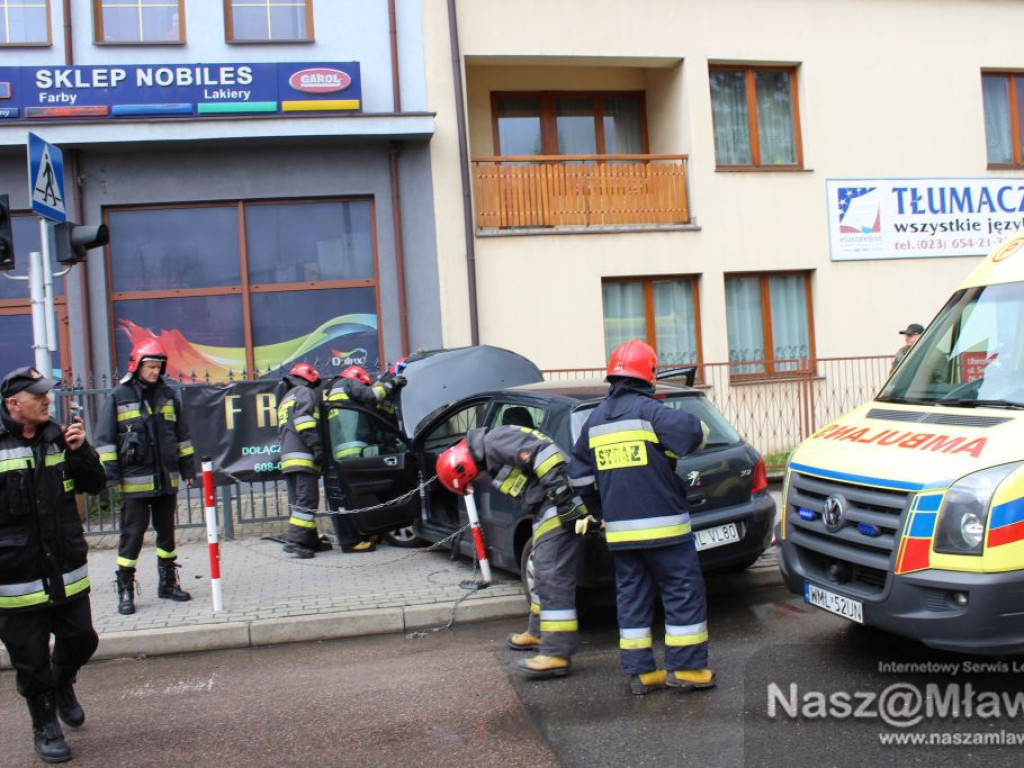 Samochód uderzył w ogrodzenie