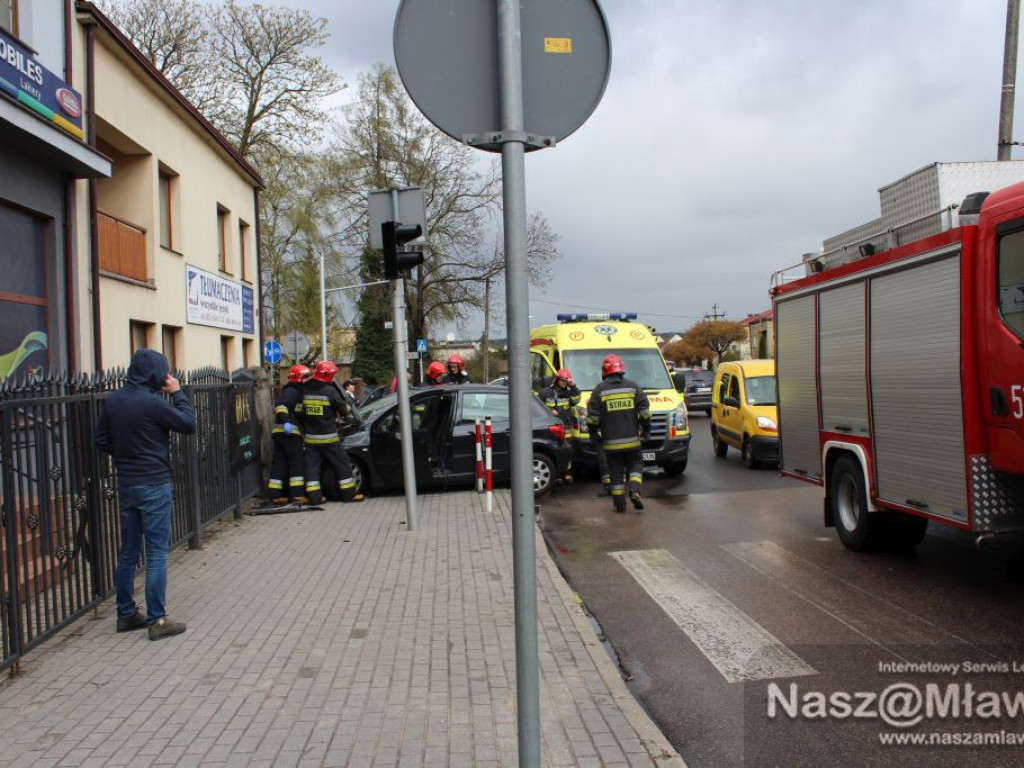 Samochód uderzył w ogrodzenie