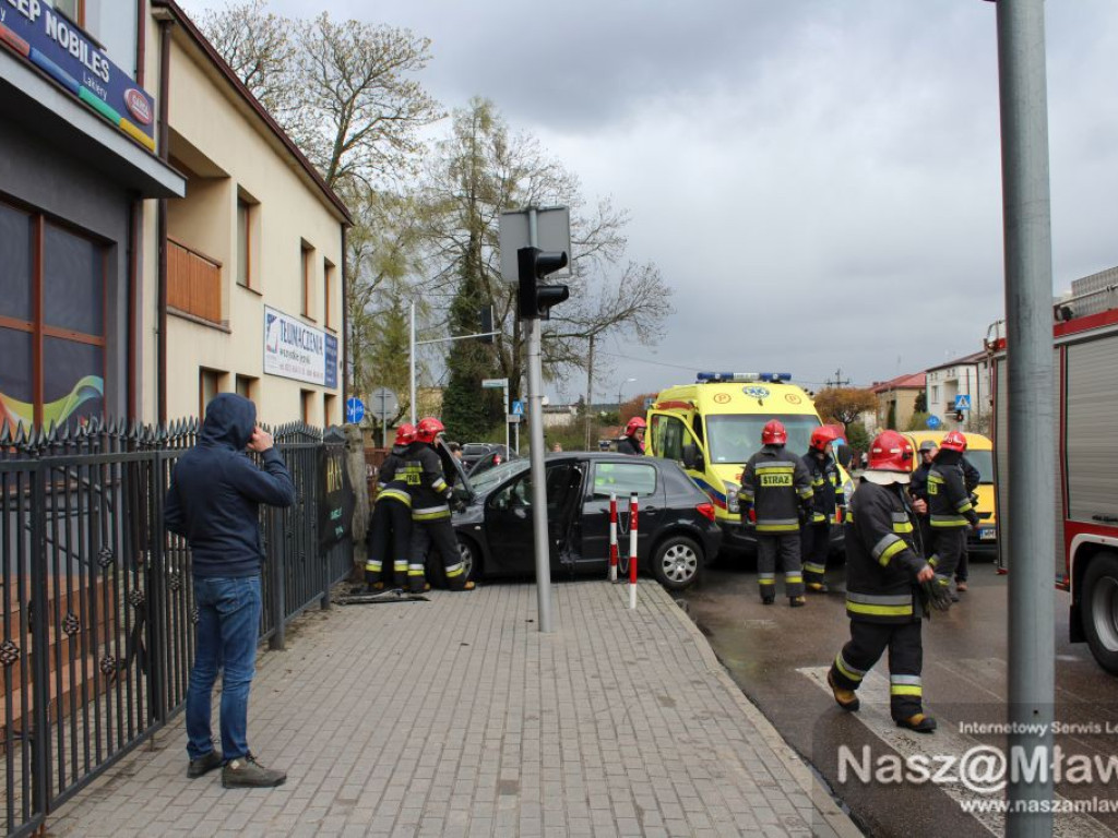 Samochód uderzył w ogrodzenie