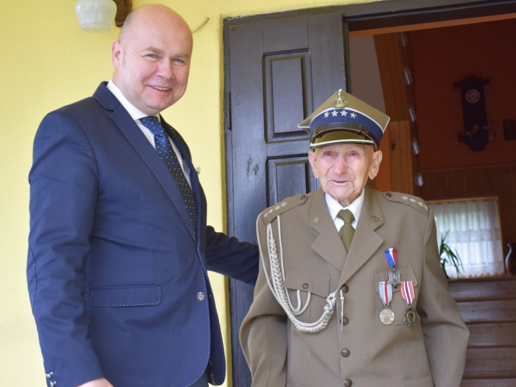 Ma 103 lata, kocha Mławę i właśnie został majorem