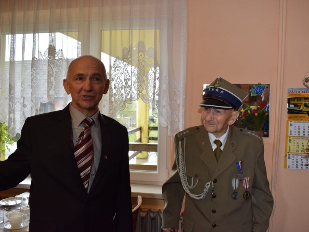 Ma 103 lata, kocha Mławę i właśnie został majorem