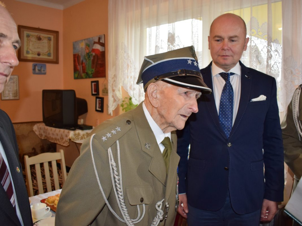 Ma 103 lata, kocha Mławę i właśnie został majorem