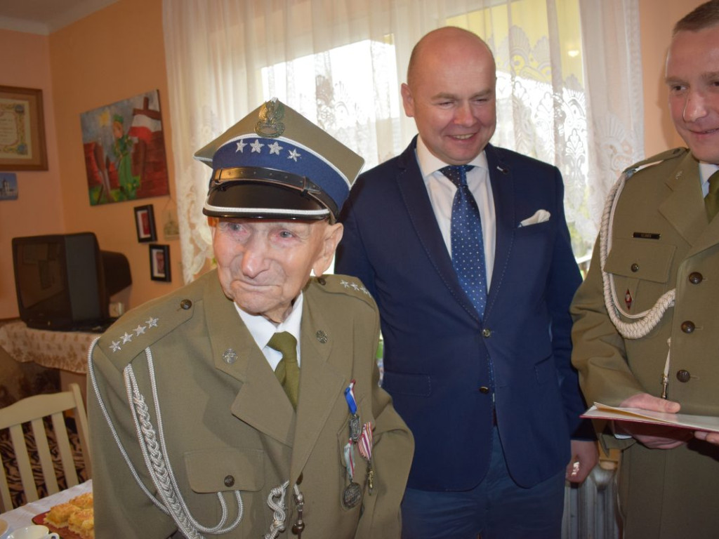 Ma 103 lata, kocha Mławę i właśnie został majorem