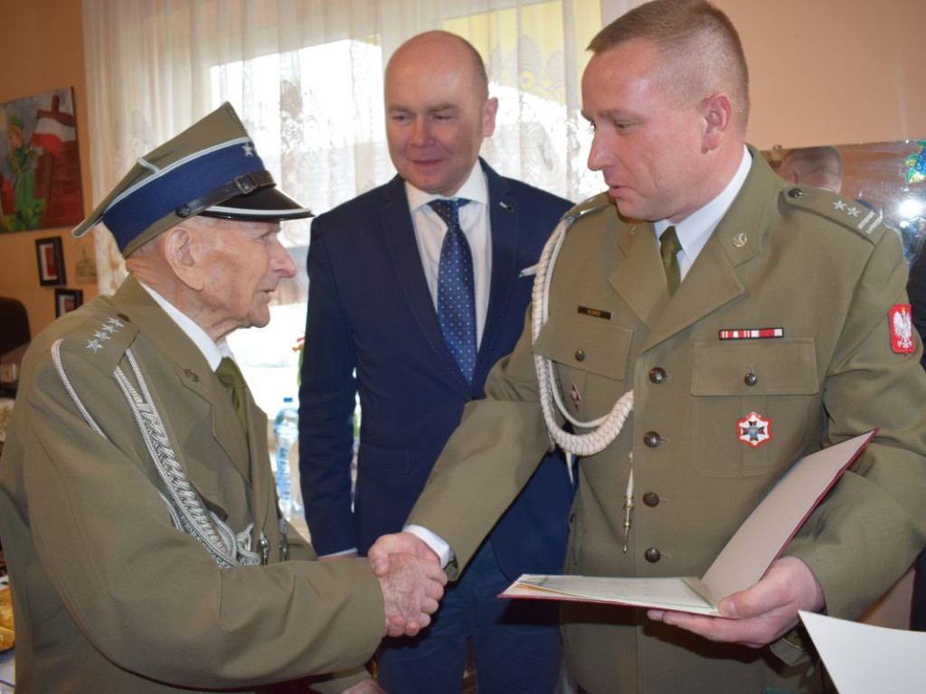 Ma 103 lata, kocha Mławę i właśnie został majorem