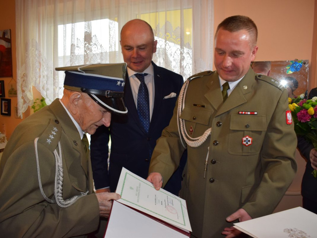 Ma 103 lata, kocha Mławę i właśnie został majorem