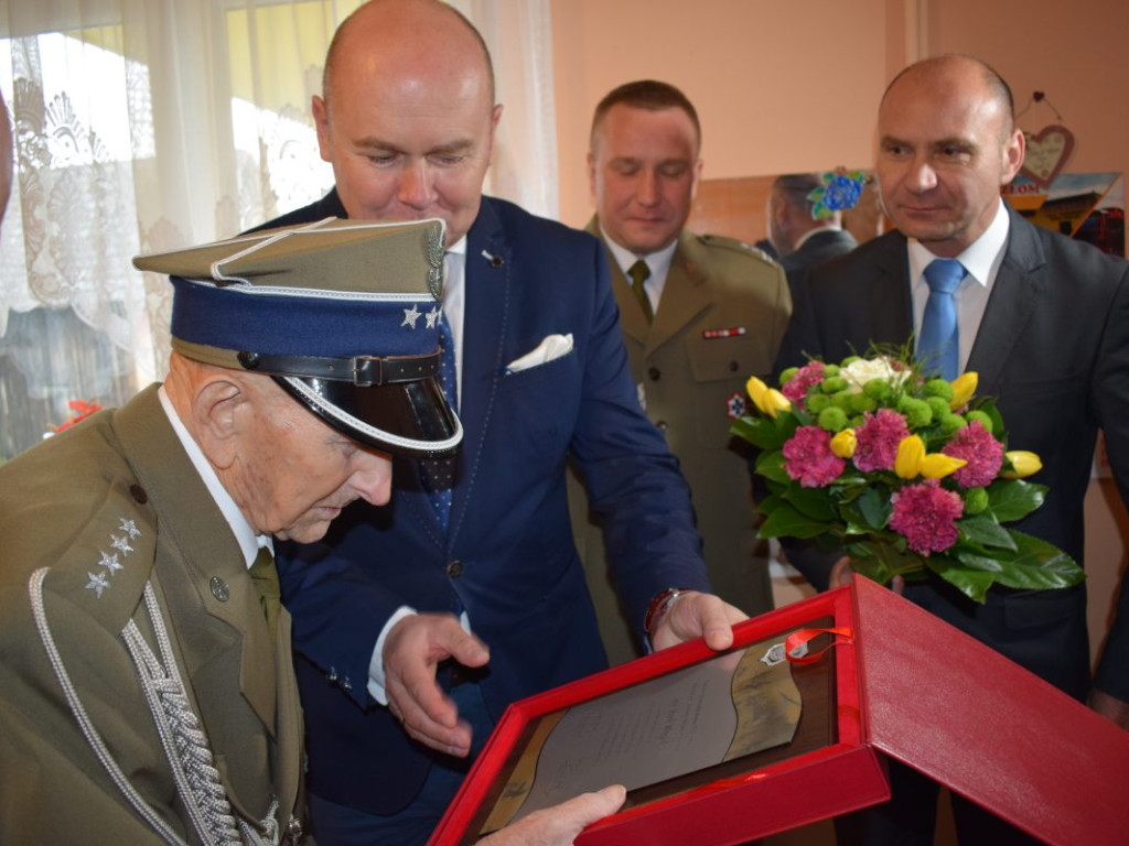 Ma 103 lata, kocha Mławę i właśnie został majorem