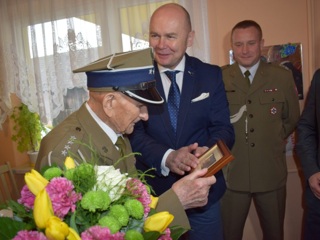 Ma 103 lata, kocha Mławę i właśnie został majorem