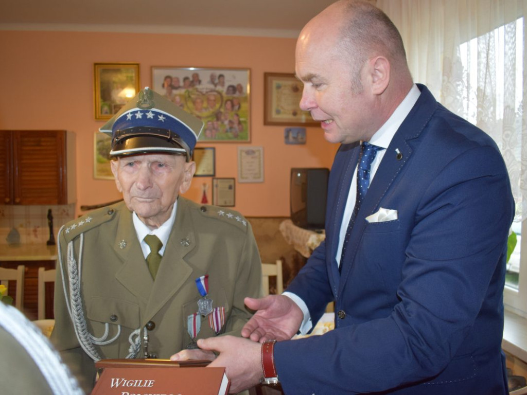 Ma 103 lata, kocha Mławę i właśnie został majorem