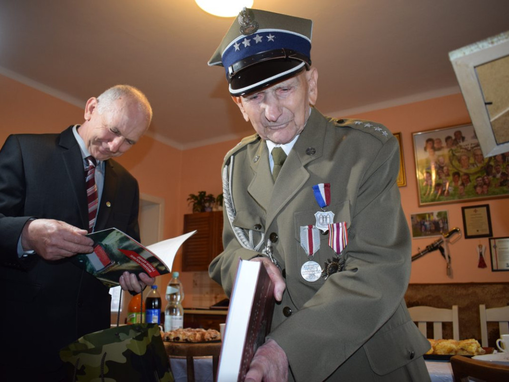 Ma 103 lata, kocha Mławę i właśnie został majorem