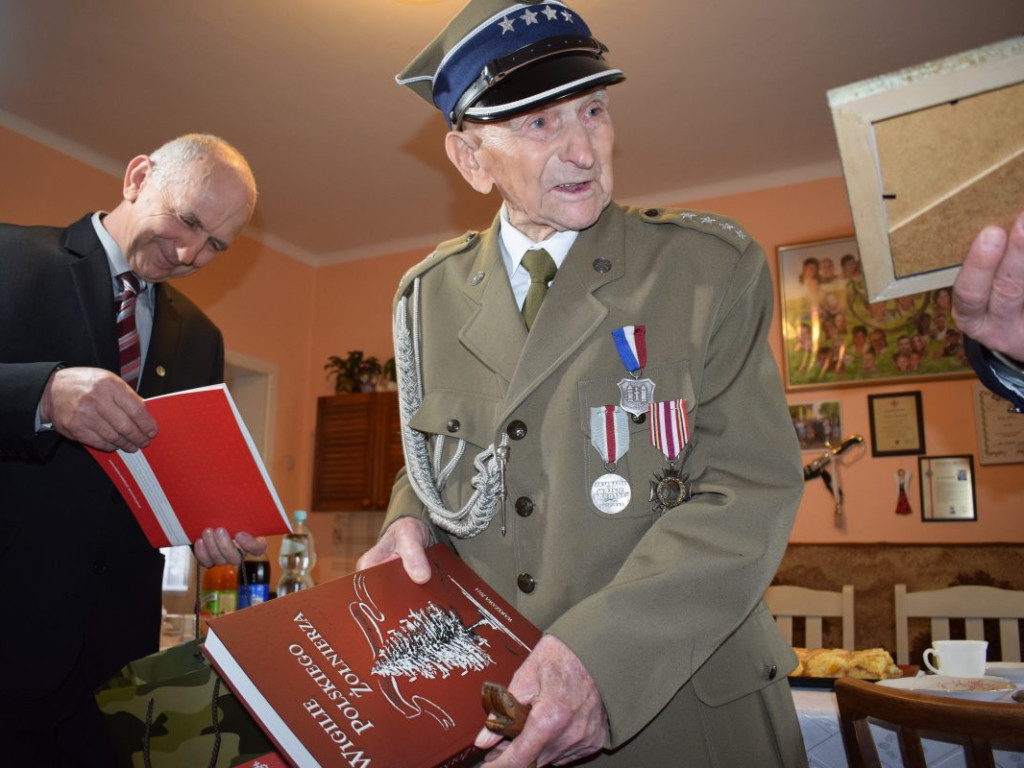 Ma 103 lata, kocha Mławę i właśnie został majorem