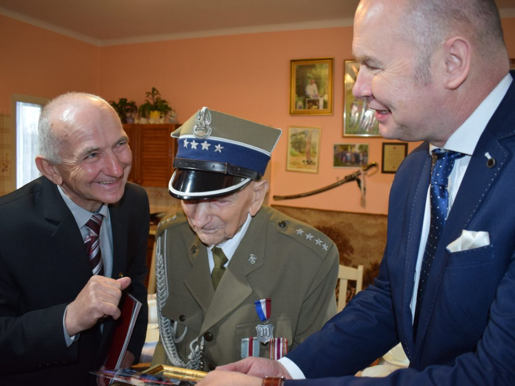 Ma 103 lata, kocha Mławę i właśnie został majorem