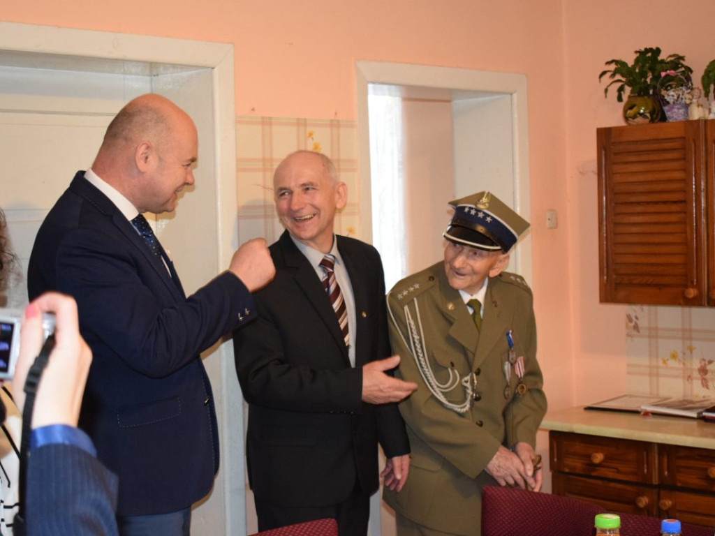 Ma 103 lata, kocha Mławę i właśnie został majorem