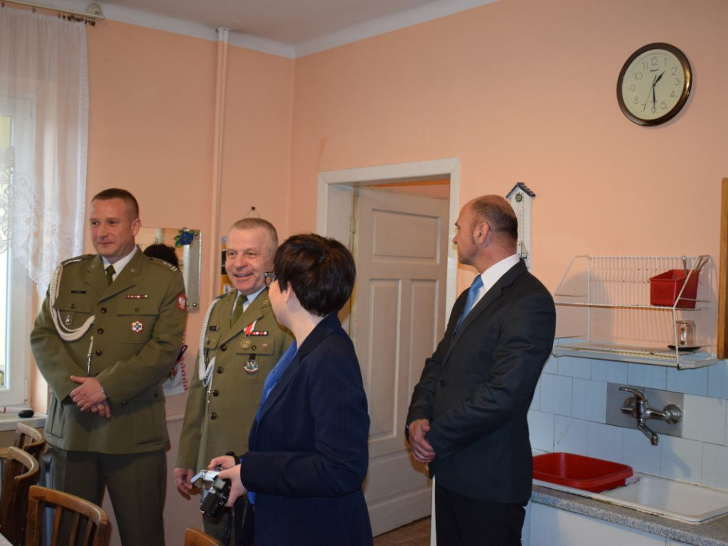 Ma 103 lata, kocha Mławę i właśnie został majorem