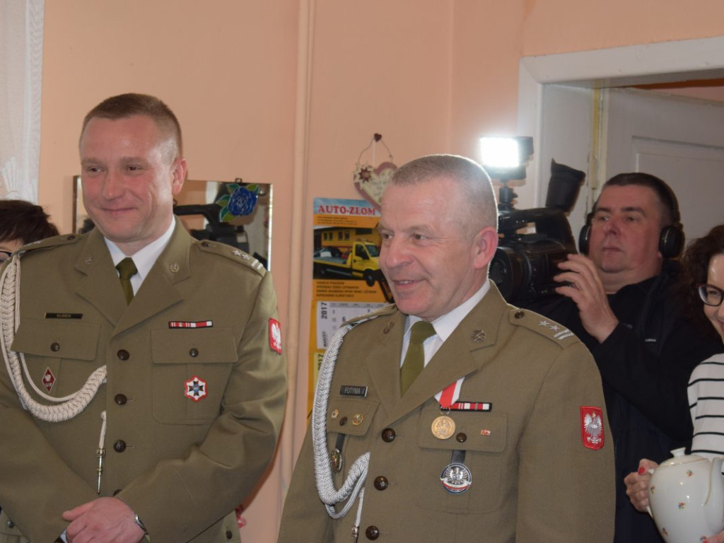 Ma 103 lata, kocha Mławę i właśnie został majorem