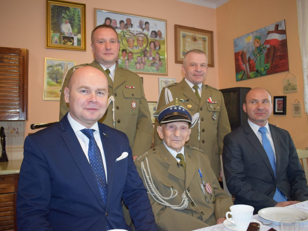 Ma 103 lata, kocha Mławę i właśnie został majorem