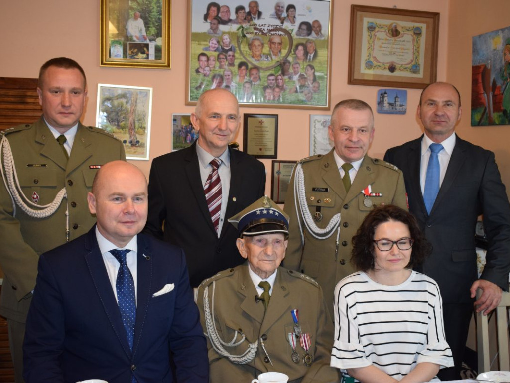 Ma 103 lata, kocha Mławę i właśnie został majorem