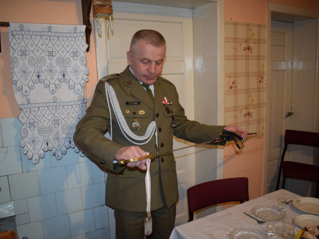 Ma 103 lata, kocha Mławę i właśnie został majorem