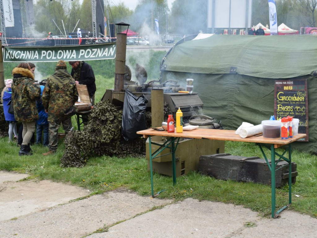 Pojazdy militarne i kuchnie polowe opanowały zamkowe błonia