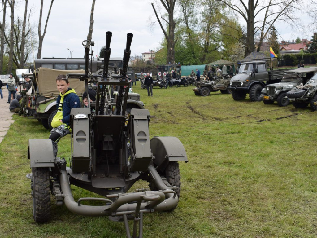 Pojazdy militarne i kuchnie polowe opanowały zamkowe błonia