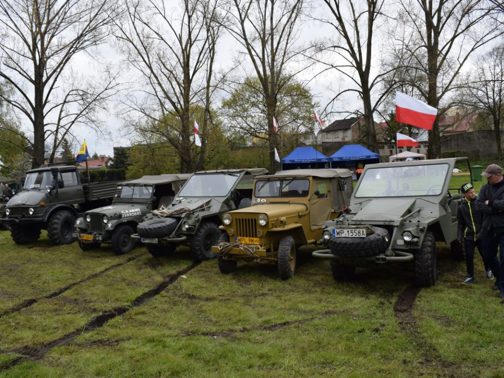 Pojazdy militarne i kuchnie polowe opanowały zamkowe błonia
