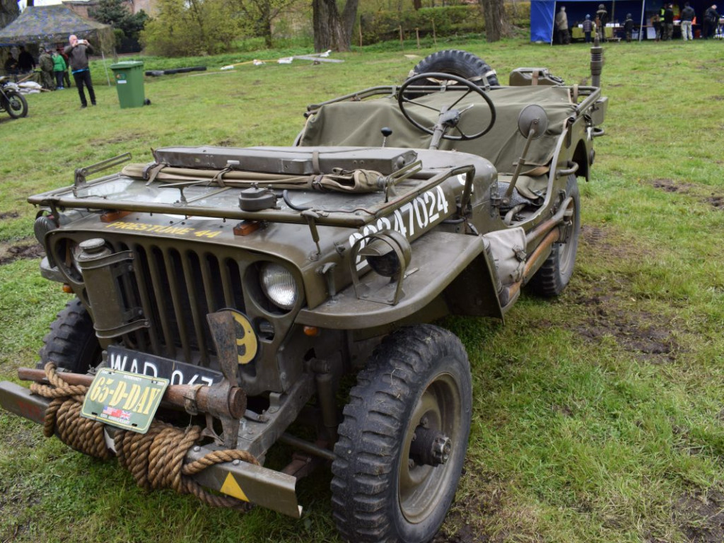 Pojazdy militarne i kuchnie polowe opanowały zamkowe błonia