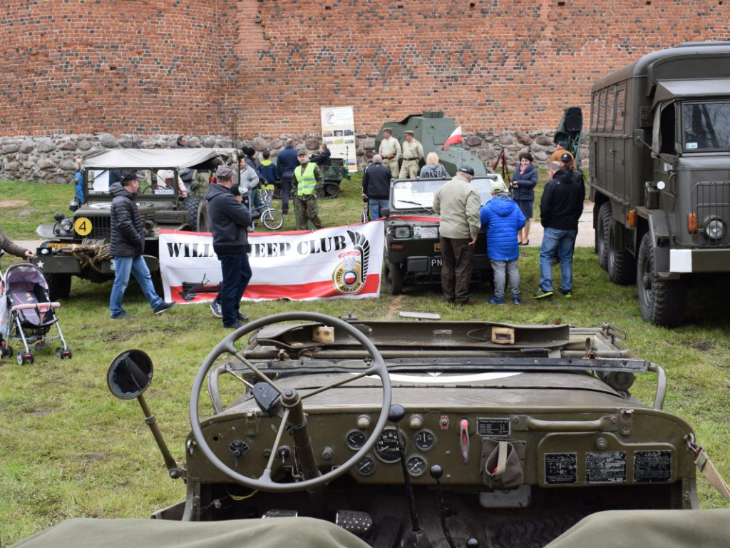 Pojazdy militarne i kuchnie polowe opanowały zamkowe błonia