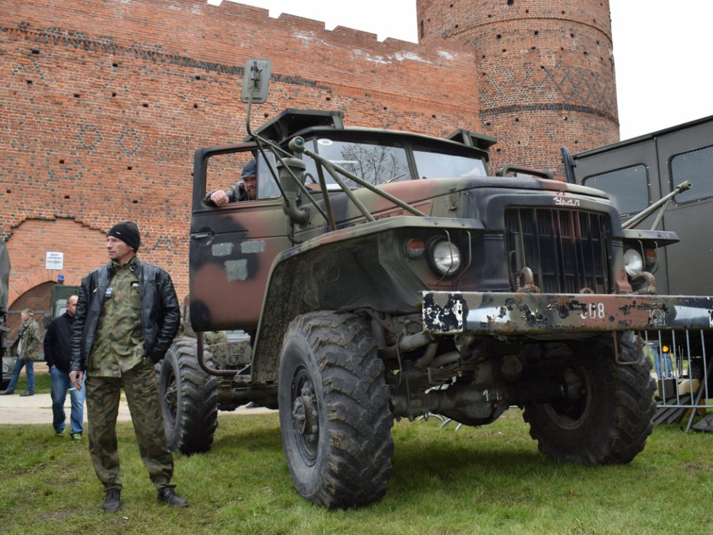 Pojazdy militarne i kuchnie polowe opanowały zamkowe błonia