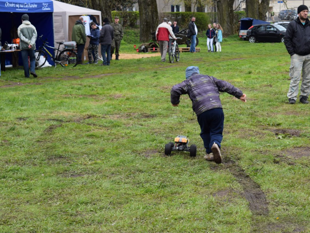 Pojazdy militarne i kuchnie polowe opanowały zamkowe błonia