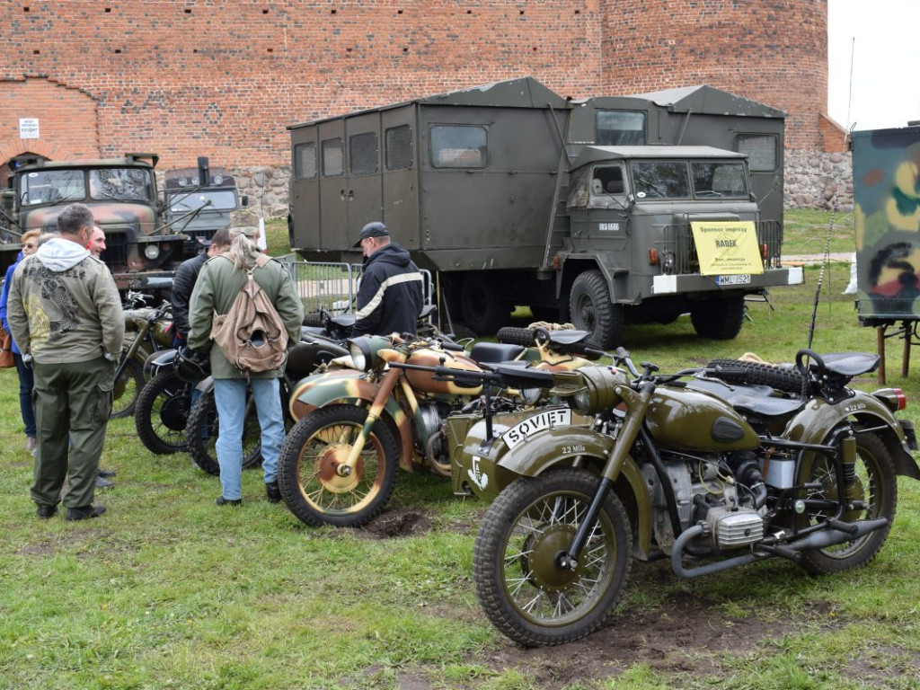 Pojazdy militarne i kuchnie polowe opanowały zamkowe błonia