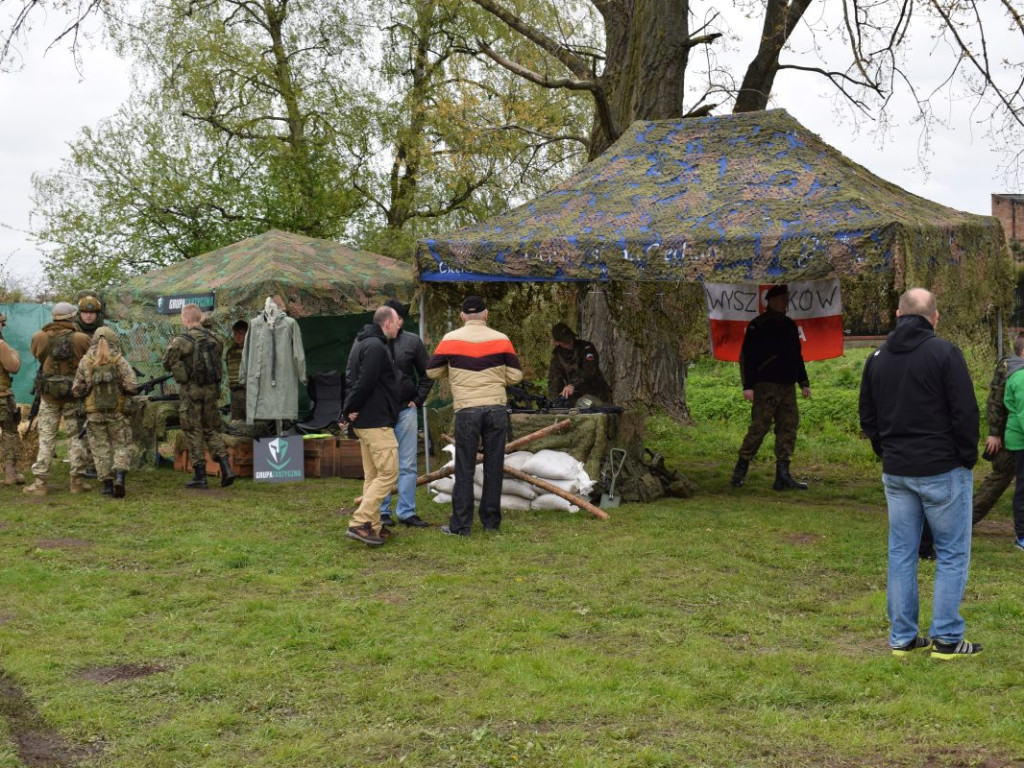 Pojazdy militarne i kuchnie polowe opanowały zamkowe błonia