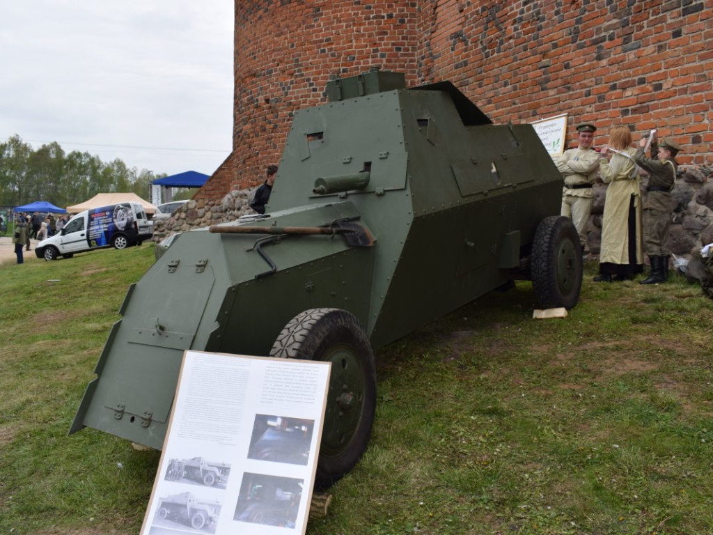 Pojazdy militarne i kuchnie polowe opanowały zamkowe błonia