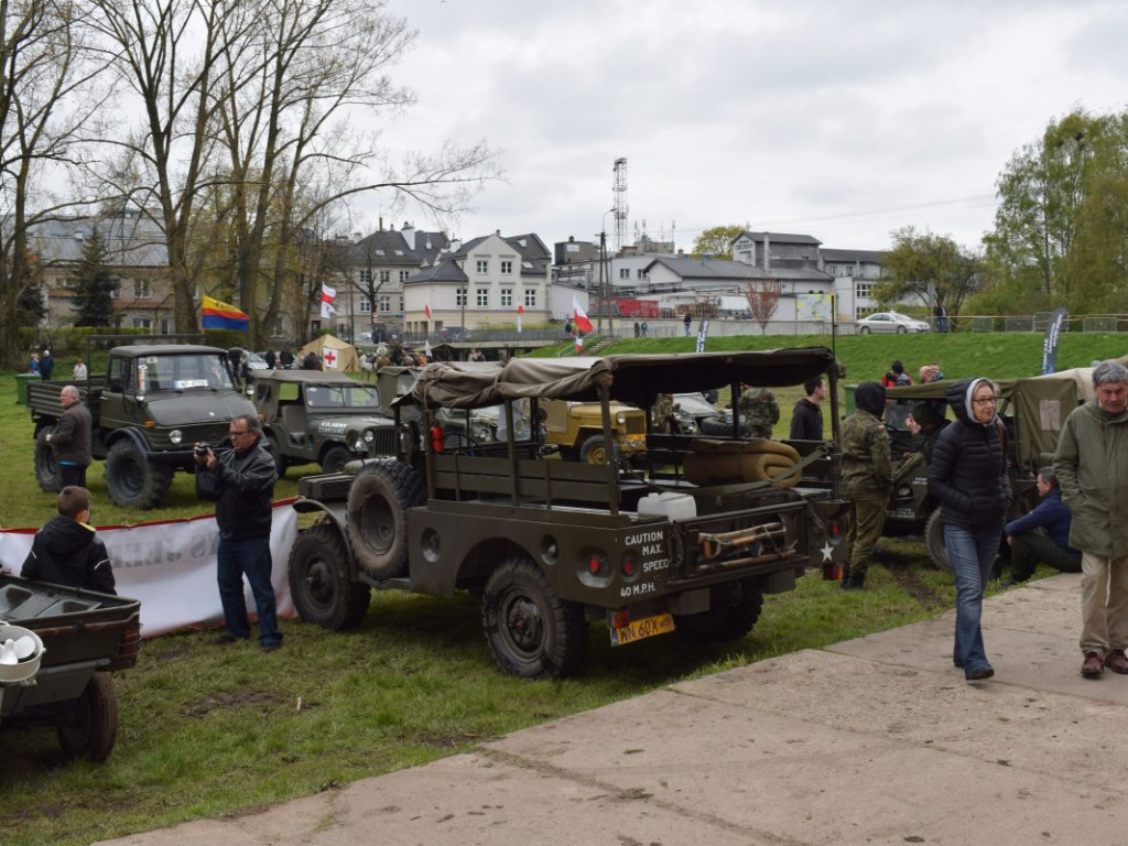 Pojazdy militarne i kuchnie polowe opanowały zamkowe błonia